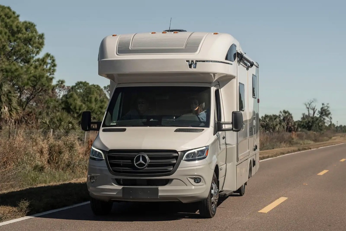 Winnebago View 24T vs. Jayco Melbourne Prestige 25LP